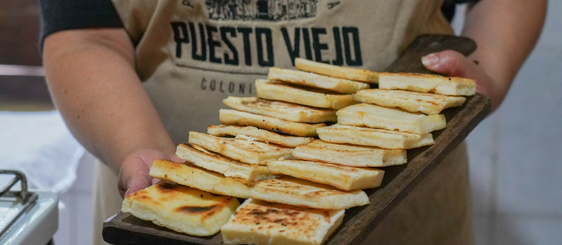 Mesa compartida con productos locales de Colonia Caroya